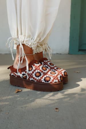 crochet-hug-slipper-shoes-brown/Brown