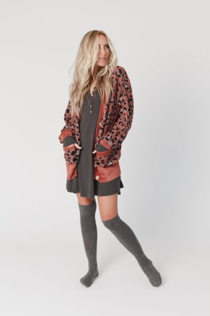 birds-of-a-feather-knee-high-socks-gray/Gray