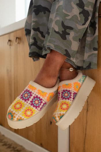 crochet-hug-slipper-shoes-beige/Beige