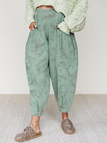 the-nest-nora-gathered-barrel-denim-pant-olive-floral/Olive Floral
