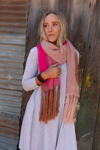 groovy-swirl-tassel-scarf-pink/Pink